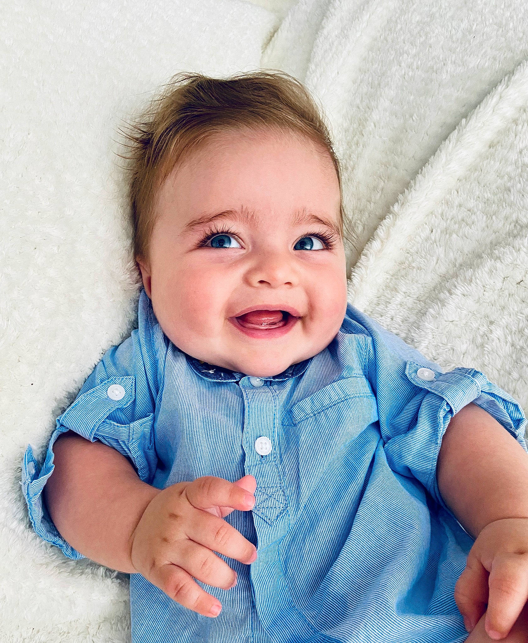 Luca participe au concours pour gagner de l'argent avec cette photo : baby, baby_toddler_clothing, cheek, child, child_model, collar, finger, iris, joy, laugh, linens, lip, person, pleased, portrait_photography, skin, sleeve, textile, thumb, toddler