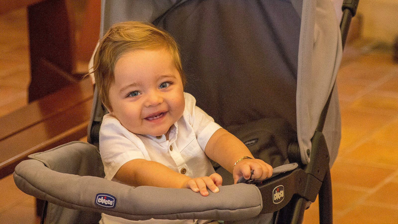 Luca a rejoint le concours — aidez-le/la à gagner de superbes lots ! baby, baby_carriage, baby_products, chair, cheek, child, comfort, eye, flash_photography, fun, hairstyle, happy, human_body, joy, lap, leisure, person, product, room, sitting