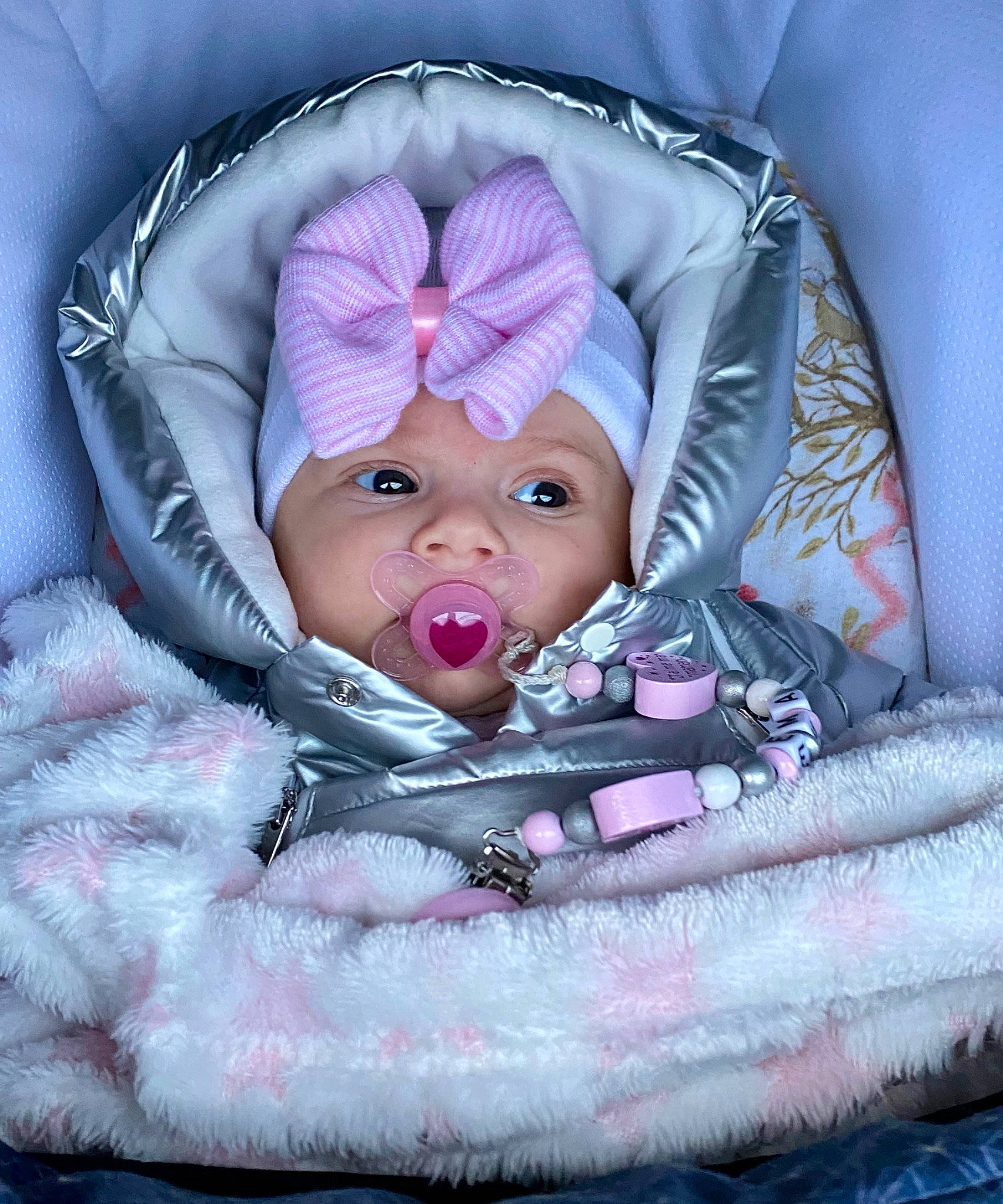 Ema participe au concours pour gagner de l'argent avec cette photo : baby, baby_products, baby_safety, baby_toddler_clothing, beauty, cheek, child, comfort, eye, face, fashion_accessory, head, headwear, iris, linens, magenta, person, pink, product, purple