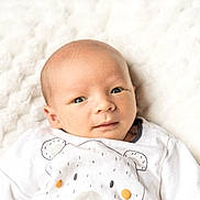 Nathan participe au concours pour gagner de l'argent avec cette photo : baby, newborn, infant, face, eyes, blanket, white, soft, texture, clothing, onesie, bear, cute, portrait, lying_down, skin, head, small, child, indoors