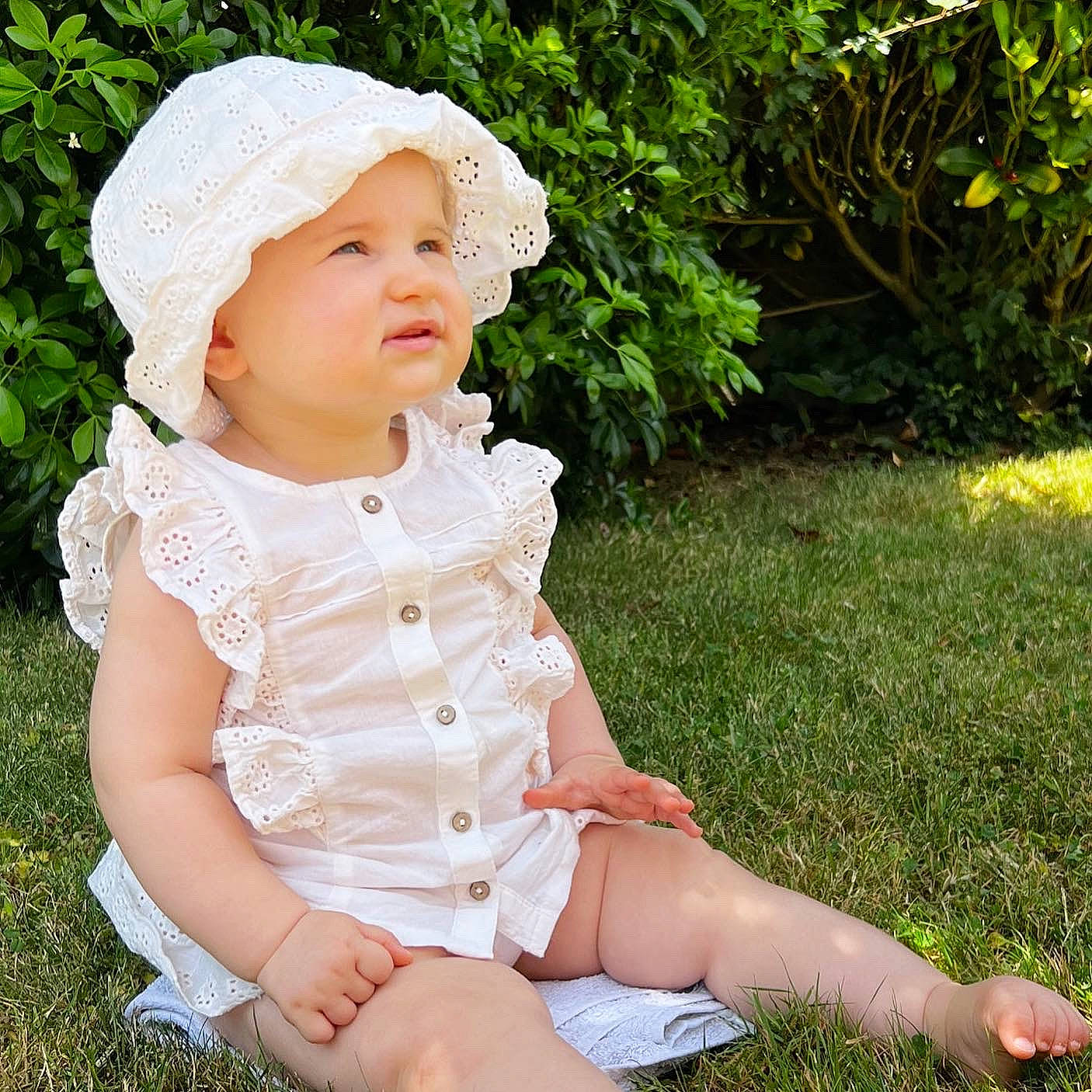 Romy participe au concours pour gagner de l'argent avec cette photo : baby, baby_toddler_clothing, child, day_dress, dress, embellishment, fashion_accessory, grass, happy, hat, headwear, human_leg, pattern, people_in_nature, person, pink, plant, sitting, skin, sleeve