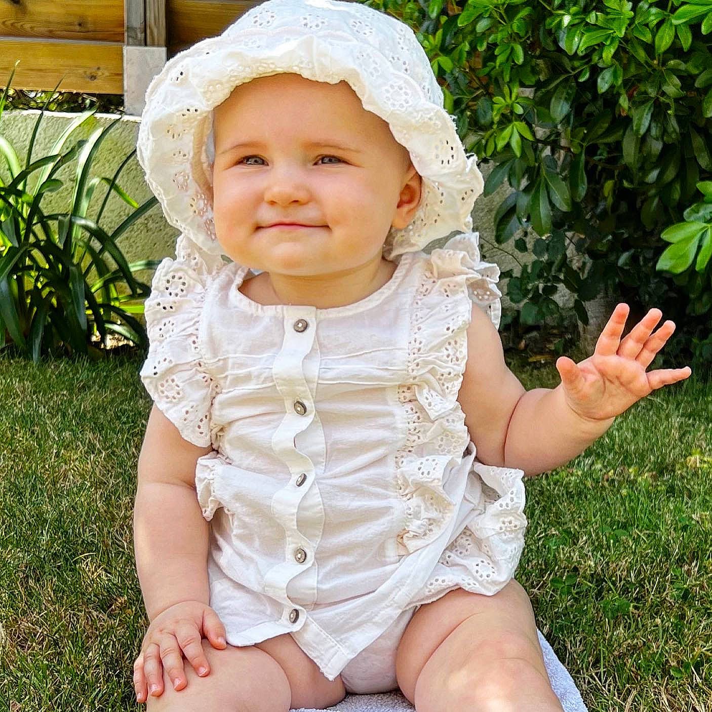 Romy a rejoint le concours — aidez-le/la à gagner de superbes lots ! baby_toddler_clothing, dress, eye, face, flowerpot, fun, grass, happy, head, headwear, human_body, joy, lip, outerwear, people_in_nature, person, photograph, plant, skin, sleeve
