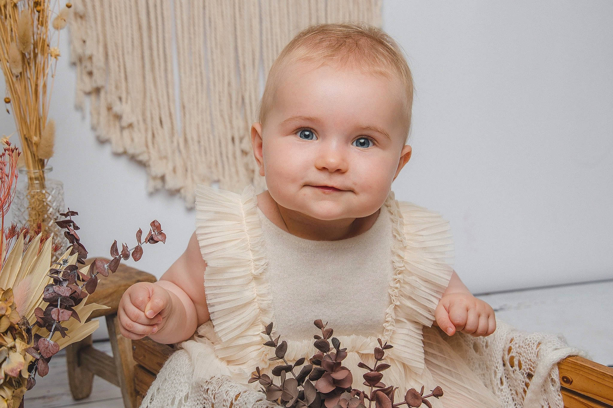 Romy a rejoint le concours — aidez-le/la à gagner de superbes lots ! baby, baby_toddler_clothing, beauty, cheek, dress, eye, finger, gesture, happy, head, iris, joy, lip, outerwear, people, person, photograph, skin, sleeve, textile