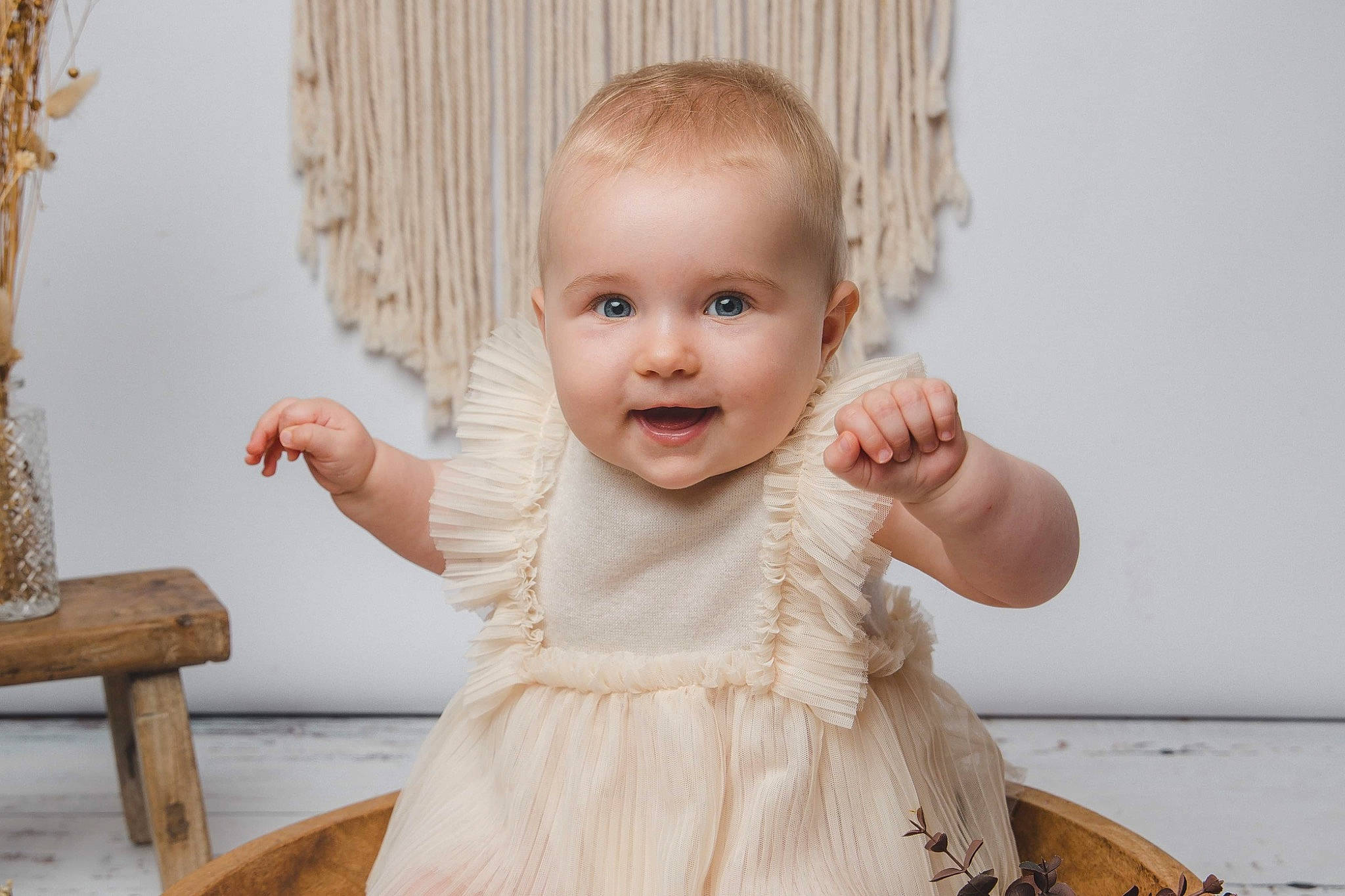 Romy a rejoint le concours — aidez-le/la à gagner de superbes lots ! arm, baby, baby_toddler_clothing, cheek, child, curtain, dress, eye, gesture, hand, happy, iris, joy, lip, neck, person, skin, sleeve, smile, toddler