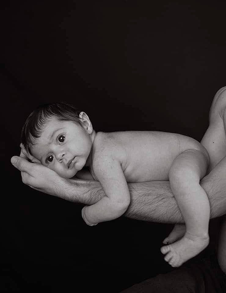 Louison participe au concours pour gagner de l'argent avec cette photo : baby, cheek, chest, chin, comfort, elbow, eye, finger, flash_photography, gesture, human_body, iris, leg, lip, mouth, nose, person, shoulder, skin, stomach