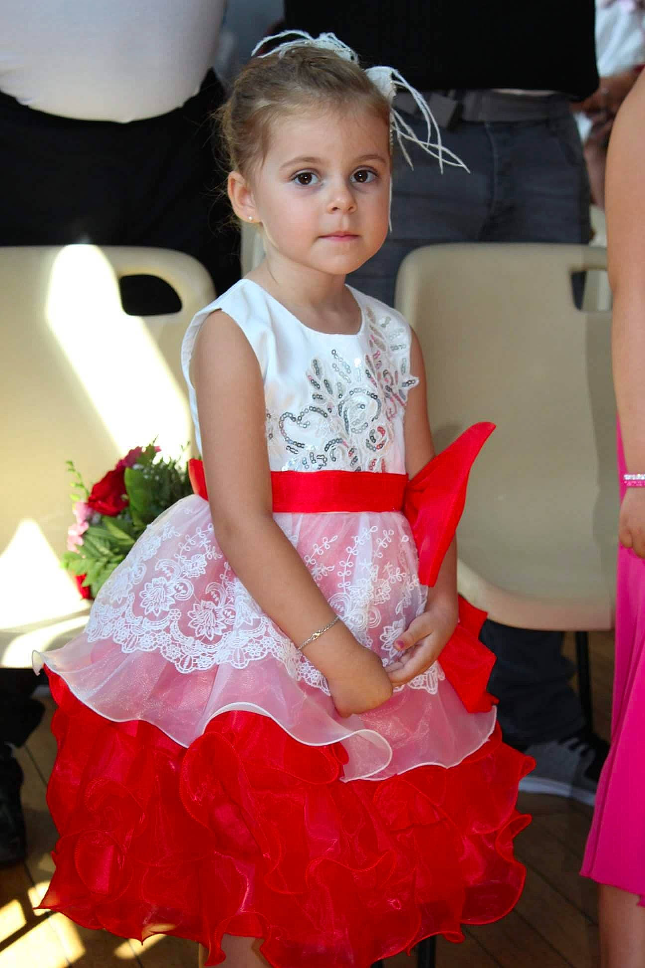 Lyna participe au concours pour gagner de l'argent avec cette photo : child, child_model, clothing, costume, dress, person, pink, smile, toddler