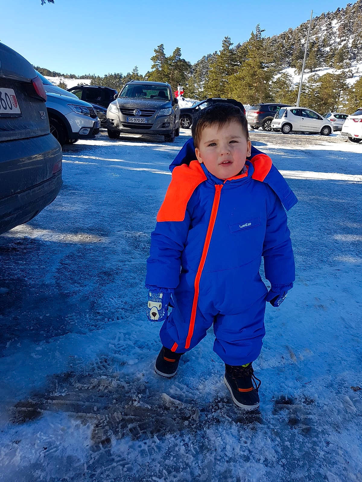 Tino a rejoint le concours — aidez-le/la à gagner de superbes lots ! asphalt, automotive_exterior, automotive_lighting, automotive_tire, car, footwear, freezing, jacket, land_vehicle, motor_vehicle, outerwear, people_in_nature, person, public_space, sky, snow, tire, tree, vehicle, vehicle_door