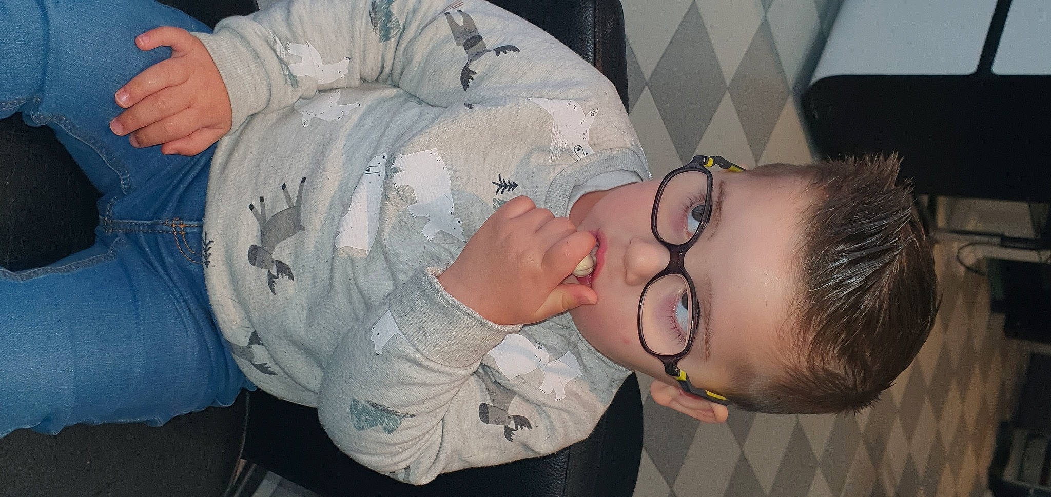 Tino participe au concours pour gagner de l'argent avec cette photo : arm, cool, ear, elbow, eyelash, eyewear, finger, forehead, fun, gesture, glasses, hairstyle, hand, jaw, joint, mouth, organ, person, thumb, vision_care