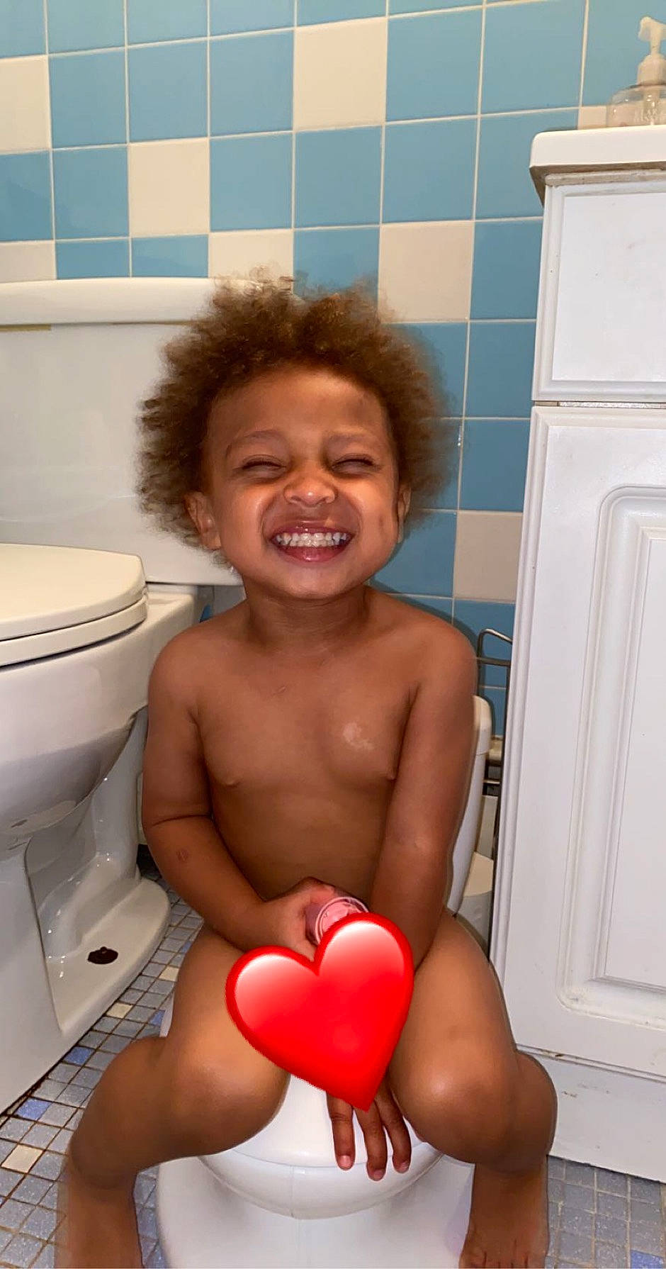 Cortez is registered to the contest to win money with this photo: baby_bathing, bathing, chest, child, joy, muscle, person, smile, stomach, toddler, washing