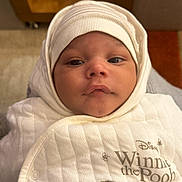 Aïssaq a rejoint le concours — aidez-le/la à gagner de superbes lots ! baby, blanket, child, closeup, clothing, cozy, cute, face, headwear, indoors, infant, newborn, portrait, pout, sleepy, soft, warm, white, winnie_the_pooh, wrapped