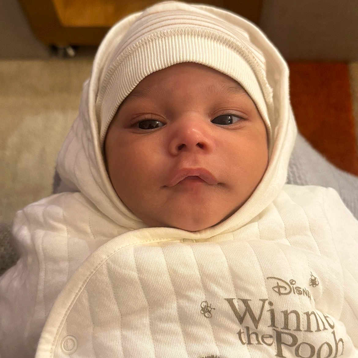 Aïssaq a rejoint le concours — aidez-le/la à gagner de superbes lots ! baby, blanket, child, closeup, clothing, cozy, cute, face, headwear, indoors, infant, newborn, portrait, pout, sleepy, soft, warm, white, winnie_the_pooh, wrapped