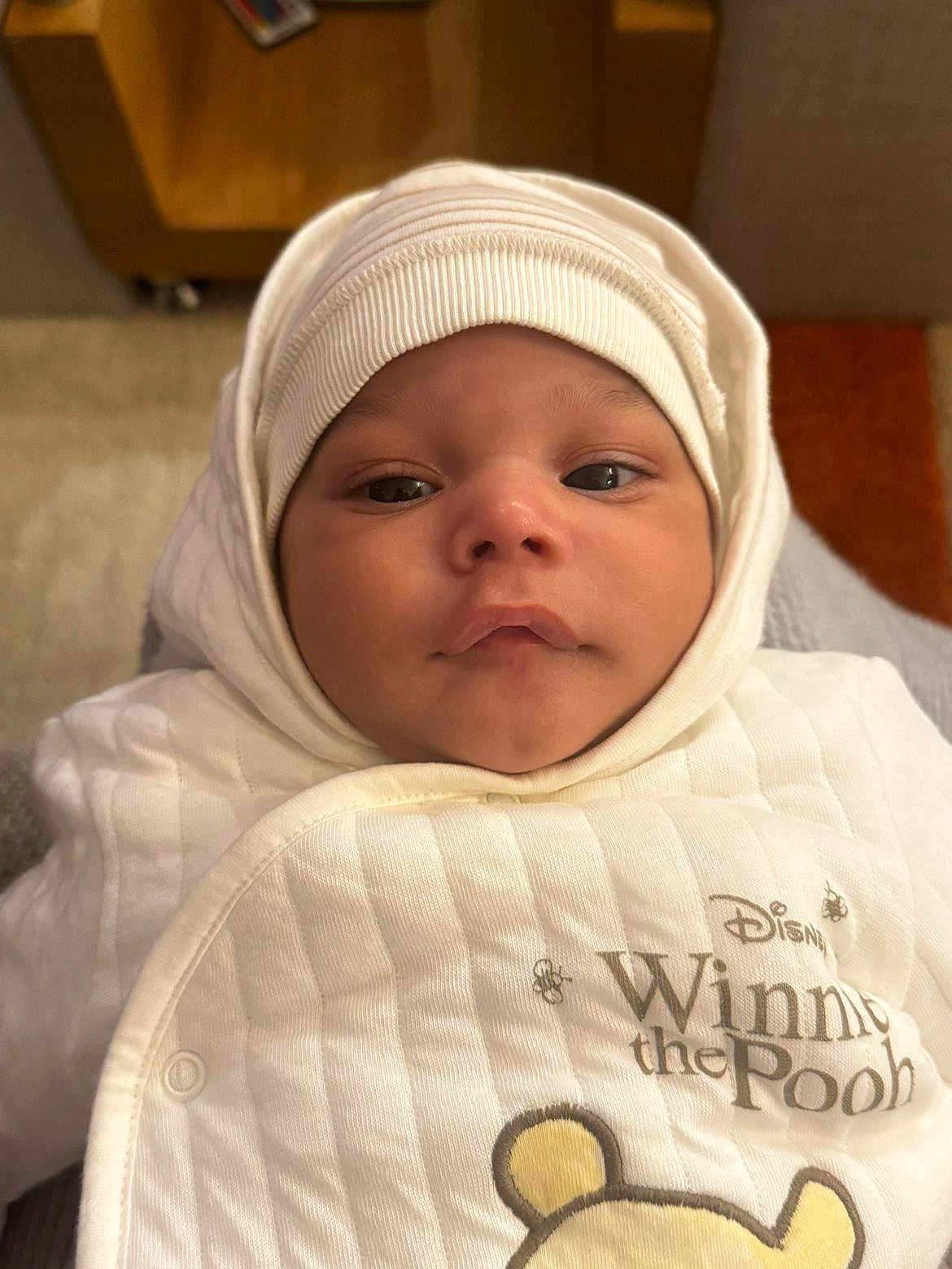 Aïssaq a rejoint le concours — aidez-le/la à gagner de superbes lots ! baby, blanket, child, closeup, clothing, cozy, cute, face, headwear, indoors, infant, newborn, portrait, pout, sleepy, soft, warm, white, winnie_the_pooh, wrapped