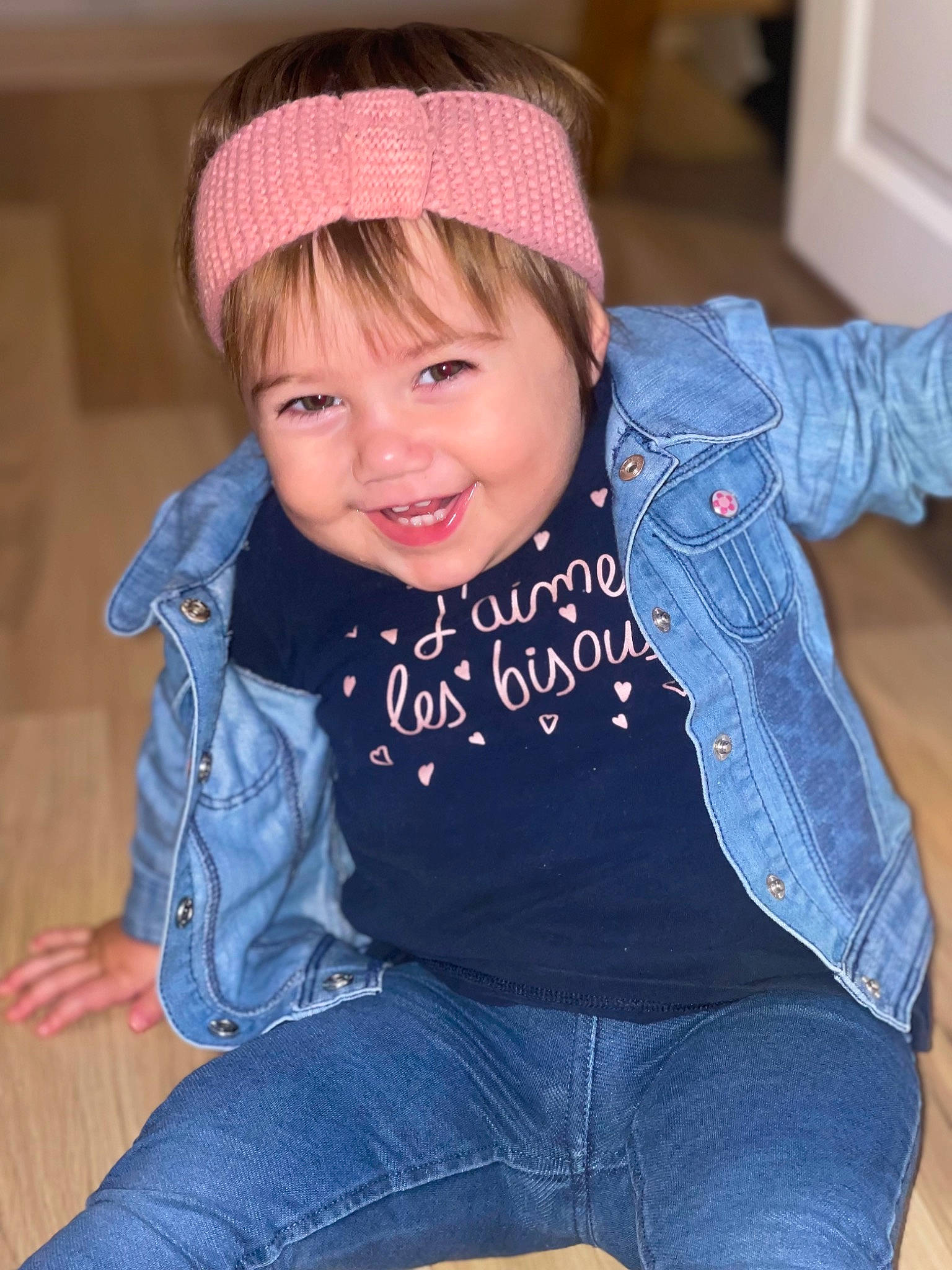 énola a rejoint le concours — aidez-le/la à gagner de superbes lots ! baby_toddler_clothing, blue, cap, child, clothing, denim, face, happy, head, headgear, jeans, joy, lip, organ, person, skin, sleeve, smile, textile, thigh