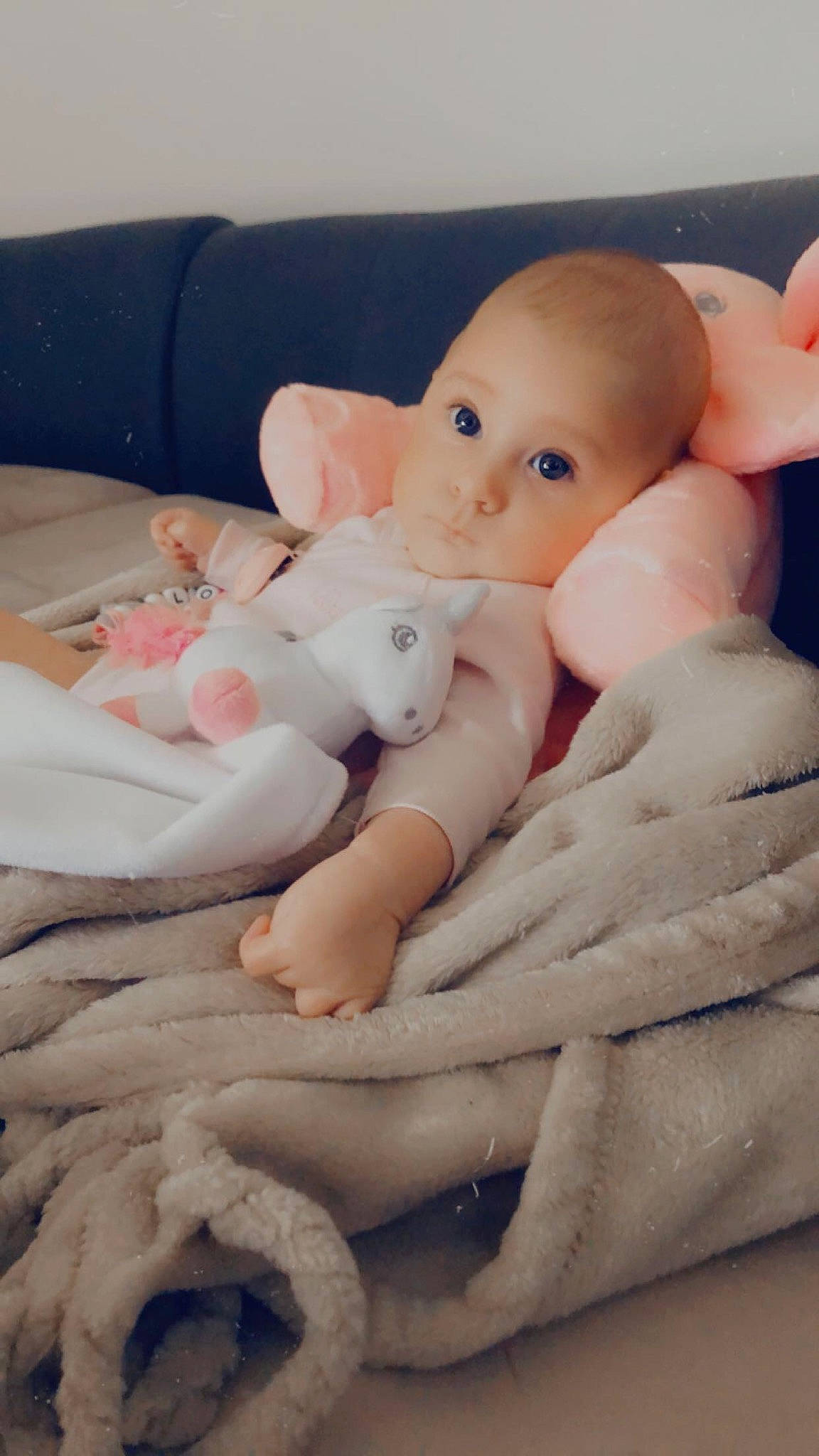 Louna a rejoint le concours — aidez-le/la à gagner de superbes lots ! baby, baby_toys, bed, bedding, bedtime, blanket, cheek, child, linens, person, skin, stuffed_toy, textile, toddler, toy