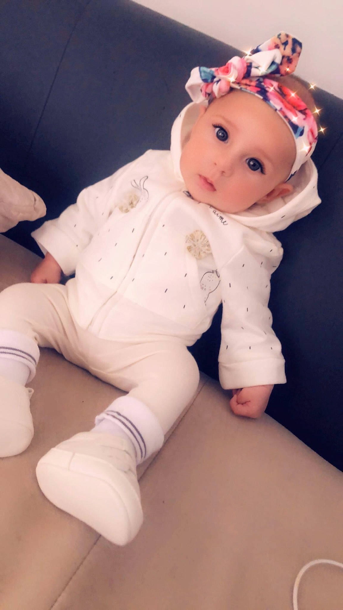 Louna participe au concours pour gagner de l'argent avec cette photo : baby, cheek, child, headwear, leg, person, pink, skin, toddler