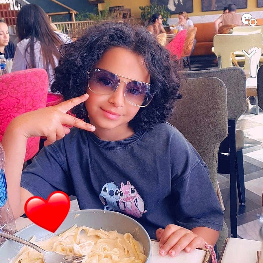 Samar participe au concours pour gagner de l'argent avec cette photo : accessories, adult, cafeteria, child, cutlery, face, female, food, fork, girl, head, indoors, lunch, meal, person, photography, portrait, restaurant, sunglasses, woman