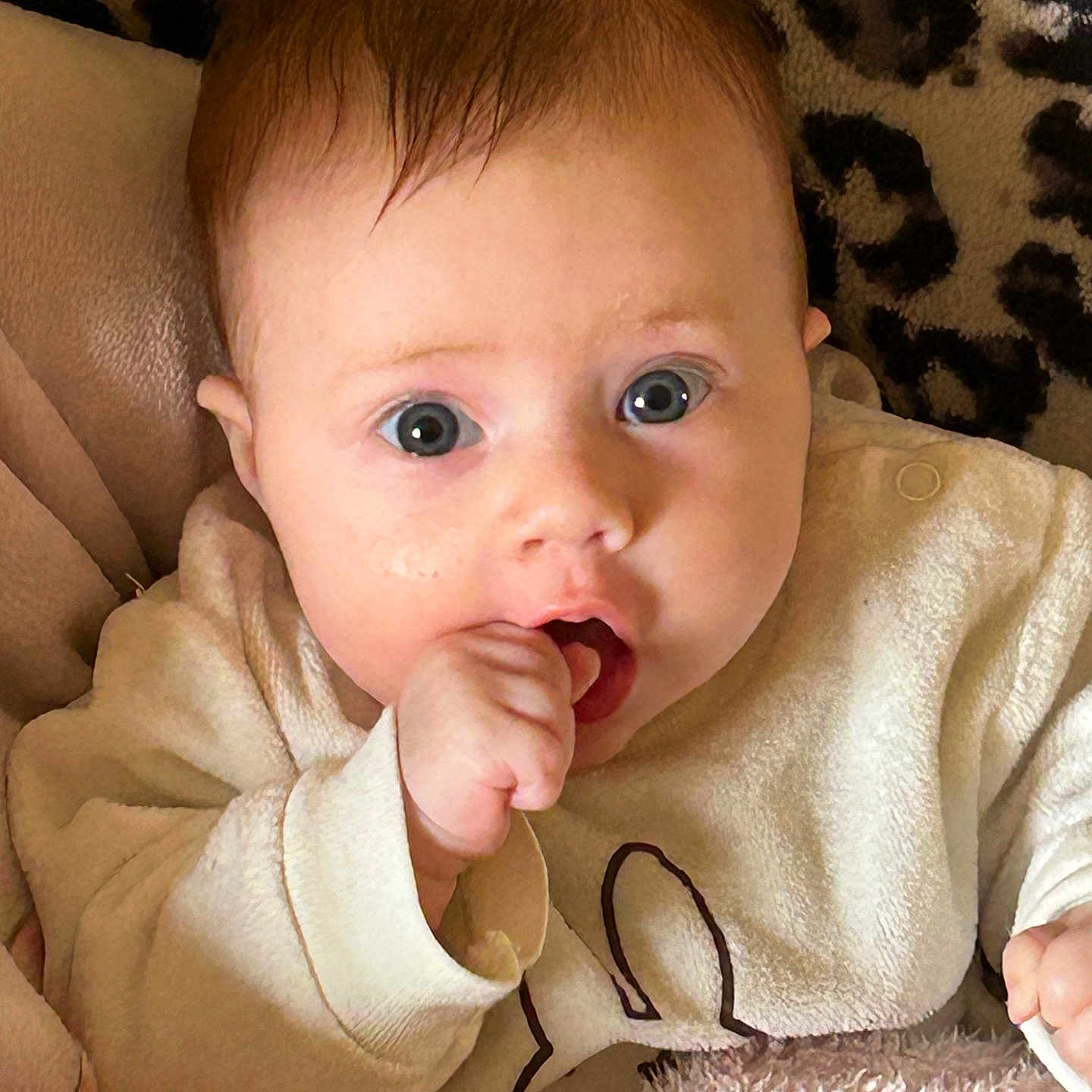 Mia a rejoint le concours — aidez-le/la à gagner de superbes lots ! baby, biting, bodypart, eating, face, finger, food, hand, head, person, photography, portrait