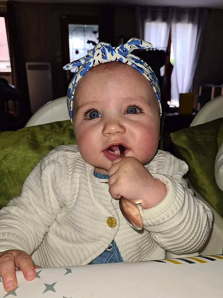 Mélyna a rejoint le concours — aidez-le/la à gagner de superbes lots ! baby, baby_toddler_clothing, cheek, child, clothing, ear, eye, eyebrow, eyelash, finger, fun, happy, headband, headpiece, iris, jewellery, lip, nose, person, skin