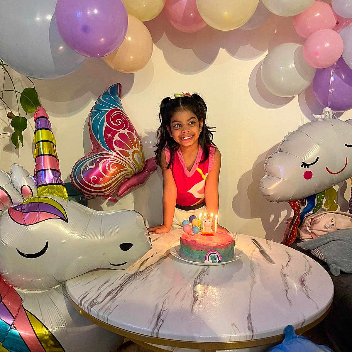Mely participe au concours pour gagner de l'argent avec cette photo : birthdaycake, birthdayparty, blowingoutcandles, cake, candle, celebrating, cream, dessert, food, fun, party, people, person