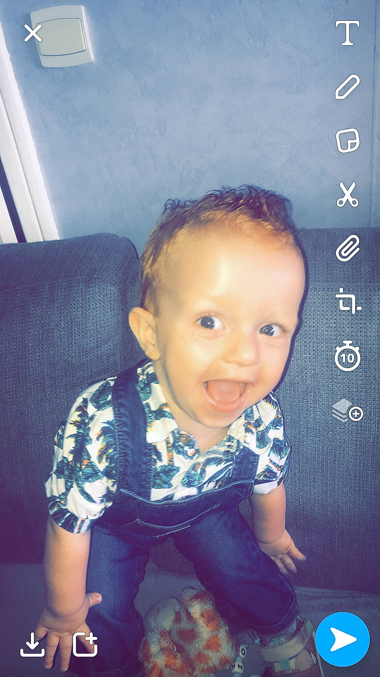 Lyvio participe au concours pour gagner de l'argent avec cette photo : baby, cheek, child, cool, ear, electronic_device, face, forehead, fun, hair, head, nose, person, sitting, skin, smile, toddler