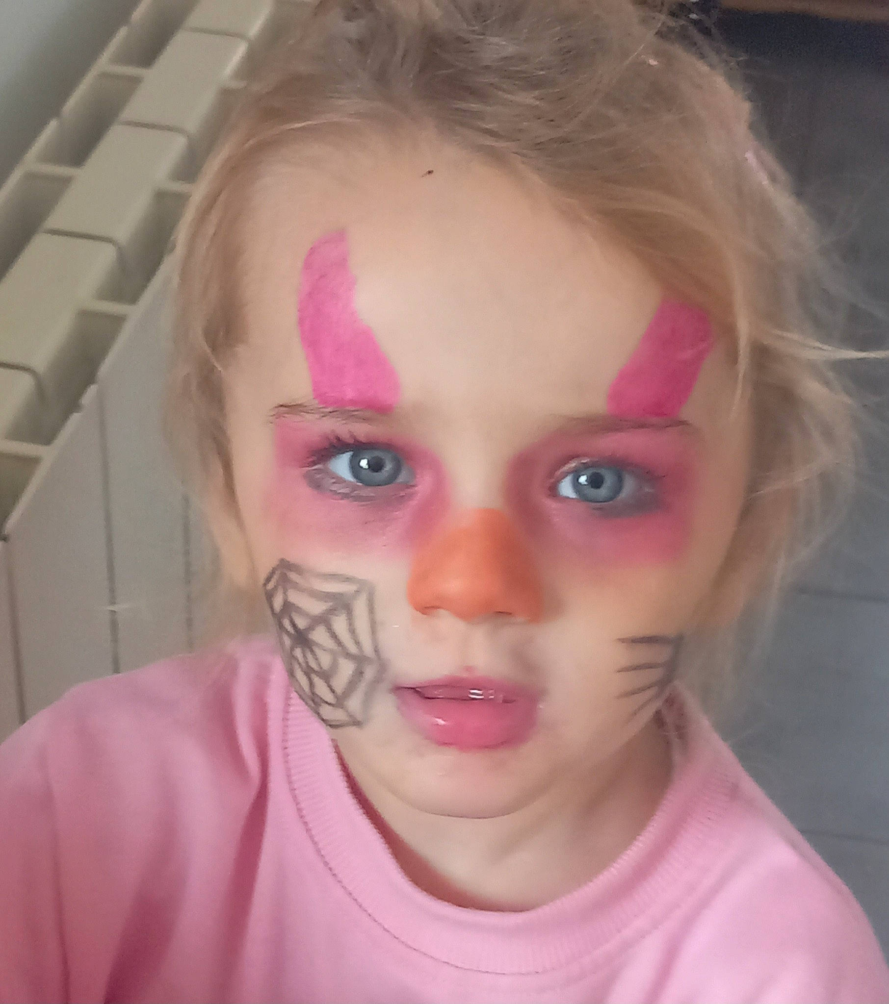 Cloé a rejoint le concours — aidez-le/la à gagner de superbes lots ! cheek, chest, ear, eyebrow, eyelash, happy, human_body, iris, jaw, lip, magenta, mouth, neck, nose, person, pink, purple, shoulder, t_shirt, toddler