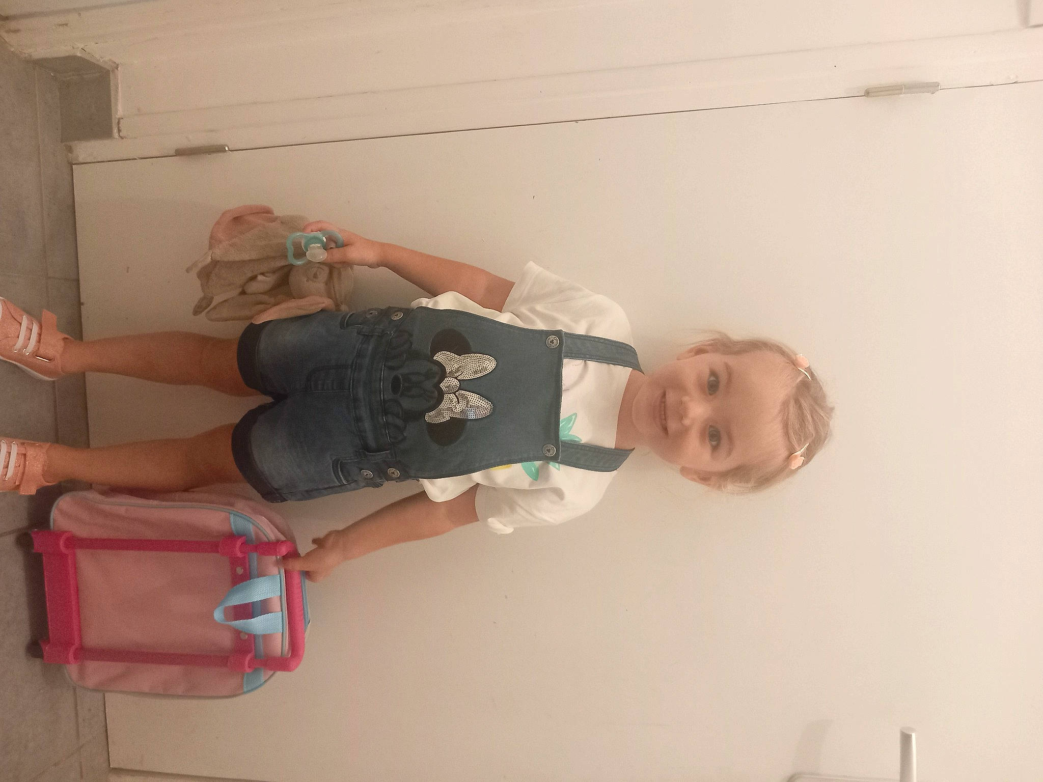 Cloé a rejoint le concours — aidez-le/la à gagner de superbes lots ! baby, ceiling, child, comfort, elbow, flooring, fun, hardwood, human_leg, joy, knee, person, plaster, room, smile, t_shirt, thigh, toddler, waist, wood