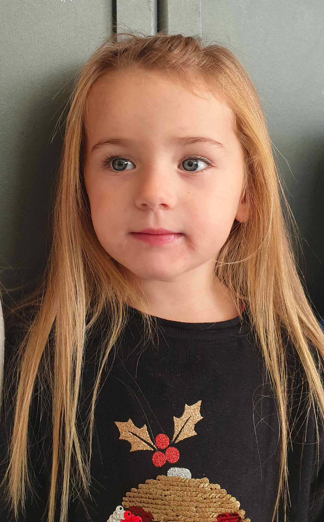 Cloé a rejoint le concours — aidez-le/la à gagner de superbes lots ! blond, brown_hair, cheek, chin, eyebrow, eyelash, flash_photography, happy, iris, lip, long_hair, mammal, neck, nose, organ, person, shoulder, skin, sleeve, t_shirt