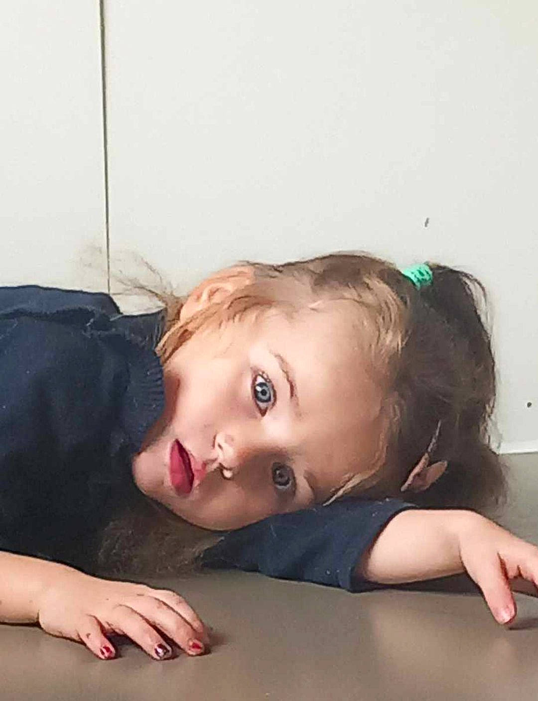 Cloé a rejoint le concours — aidez-le/la à gagner de superbes lots ! baby_toddler_clothing, blond, brown_hair, cheek, child, comfort, eye, eyebrow, eyelash, flash_photography, flooring, grass, happy, head, lip, neck, nose, person, skin, toddler