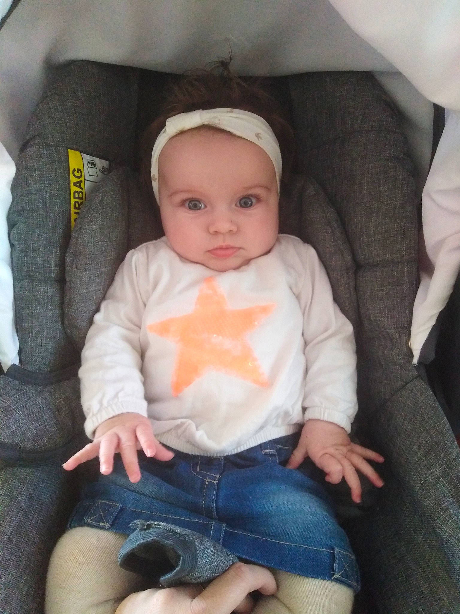 Léana a rejoint le concours — aidez-le/la à gagner de superbes lots ! baby, cheek, child, eye, finger, person, sitting, skin, toddler