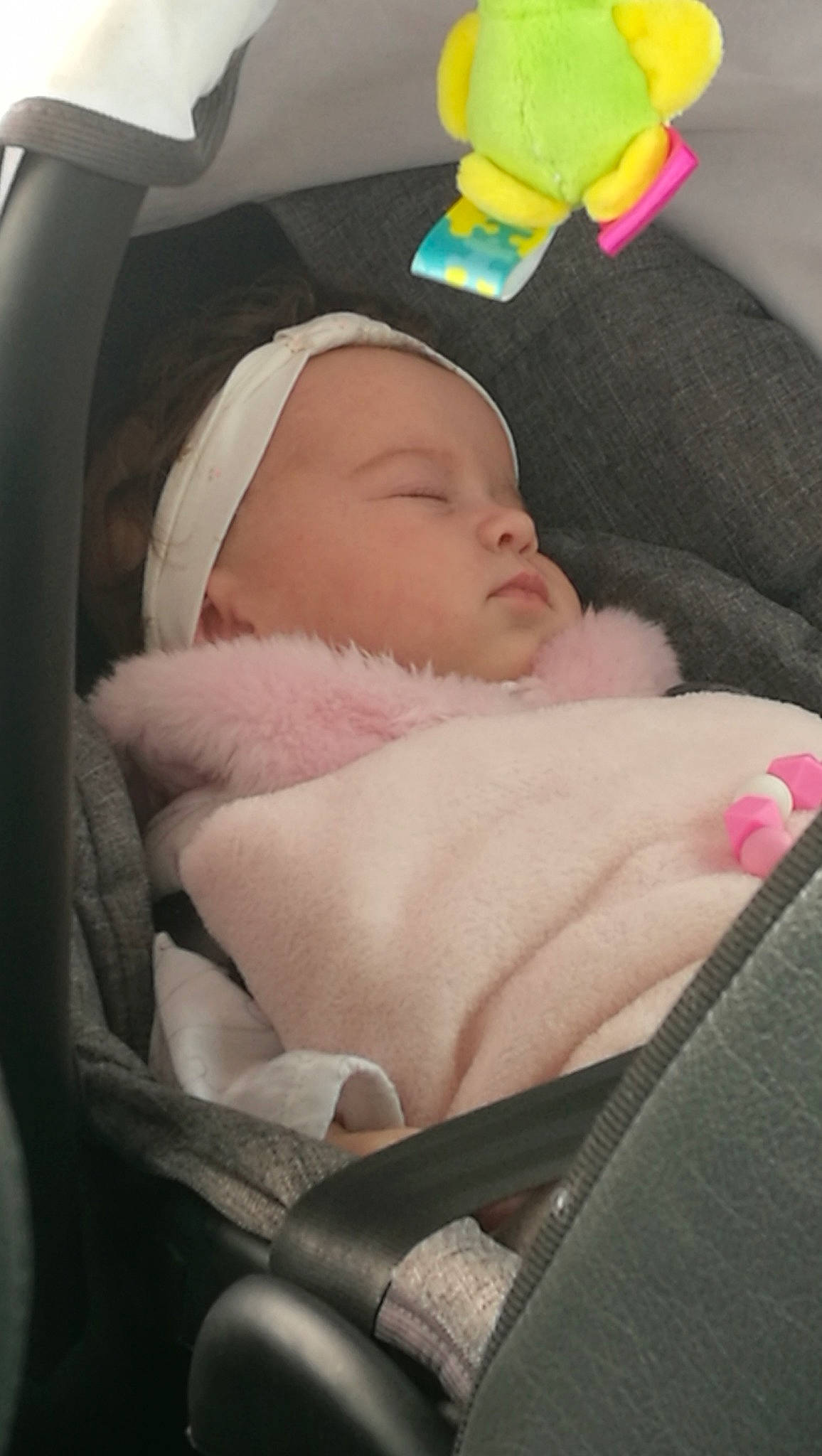 Léana a rejoint le concours — aidez-le/la à gagner de superbes lots ! baby, baby_carriage, baby_in_car_seat, baby_products, birth, car_seat, cheek, child, headwear, nap, person, pink, product, skin, sleep, toddler