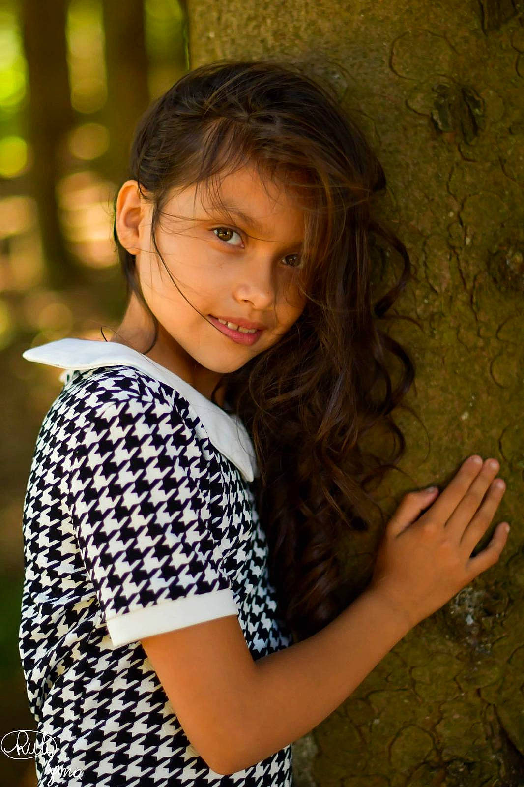 Nathalya a rejoint le concours — aidez-le/la à gagner de superbes lots ! arm, child, face, facial_expression, flash_photography, fun, gesture, grass, hair, hairstyle, happy, human, lip, long_hair, nature, people_in_nature, person, plant, sleeve, smile