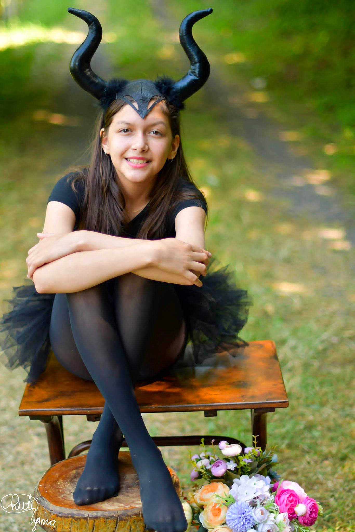 Nataly a rejoint le concours — aidez-le/la à gagner de superbes lots ! arm, botany, face, fawn, flash_photography, flower, grass, green, hair, happy, headwear, human_body, joy, knee, leg, organ, people_in_nature, person, plant, shoe