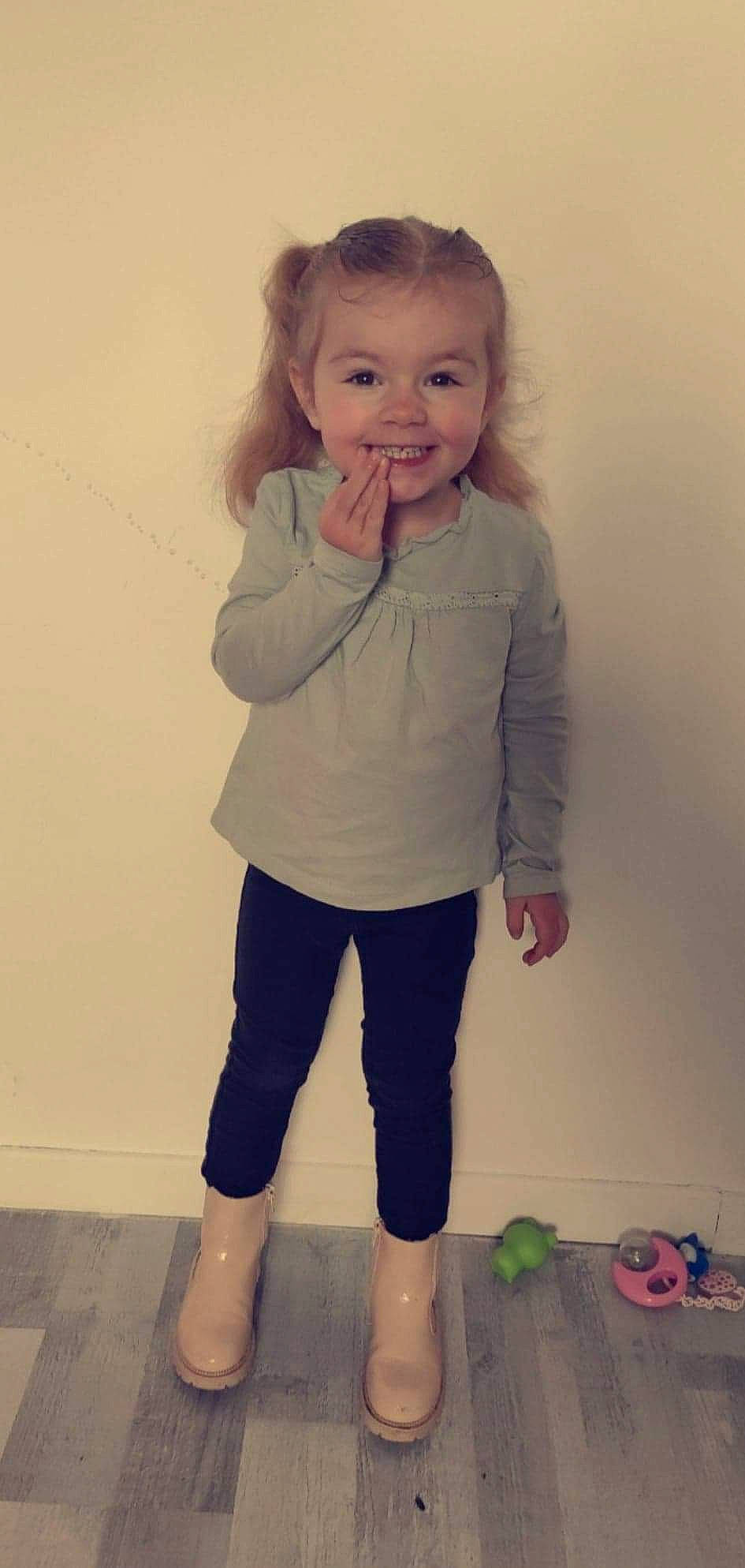 Marie-lou participe au concours pour gagner de l'argent avec cette photo : eye, face, gesture, hair, happy, head, iris, joint, joy, knee, leg, neck, person, shoulder, sleeve, smile, sportswear, standing, t_shirt, thigh