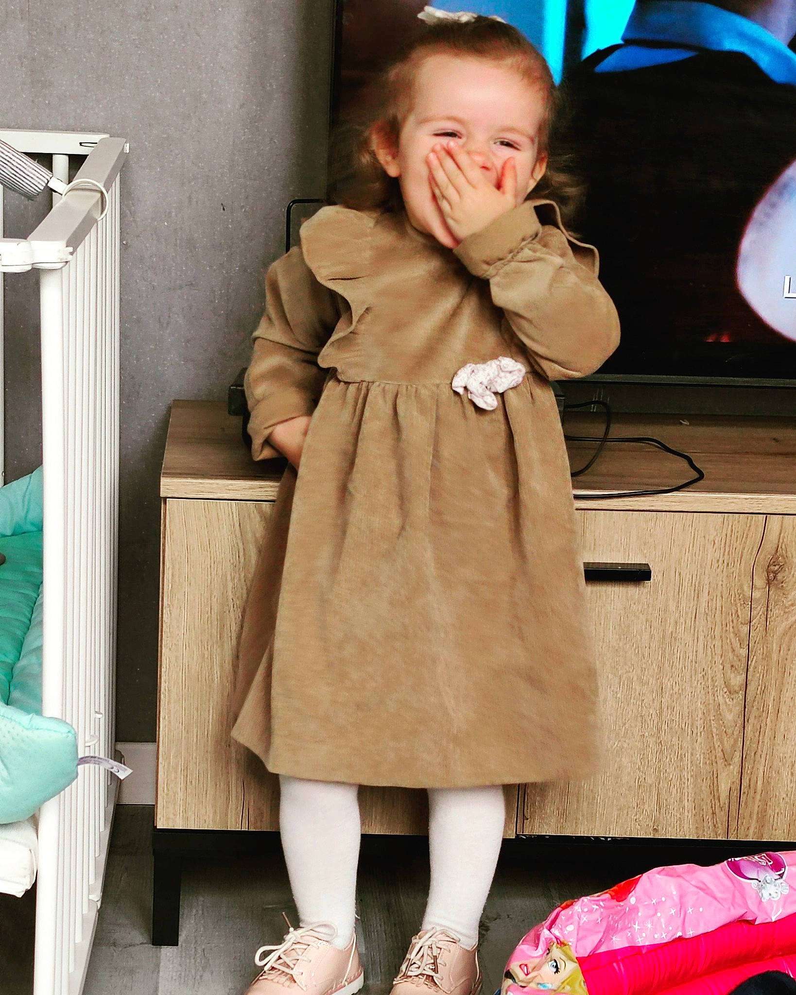 Marie-lou participe au concours pour gagner de l'argent avec cette photo : baby, baby_toddler_clothing, bag, chest_of_drawers, child, event, flooring, formal_wear, fur, knee, linens, pattern, person, pink, room, sitting, sleeve, standing, stuffed_toy, toddler