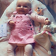 Linaya a rejoint le concours — aidez-le/la à gagner de superbes lots ! accessory, baby, blanket, booties, card, cozy, cute, face, happy, head, indoors, infant, legs, lying_down, pink_overalls, plush_bunny, portrait, smiling, soft_toy, three_months