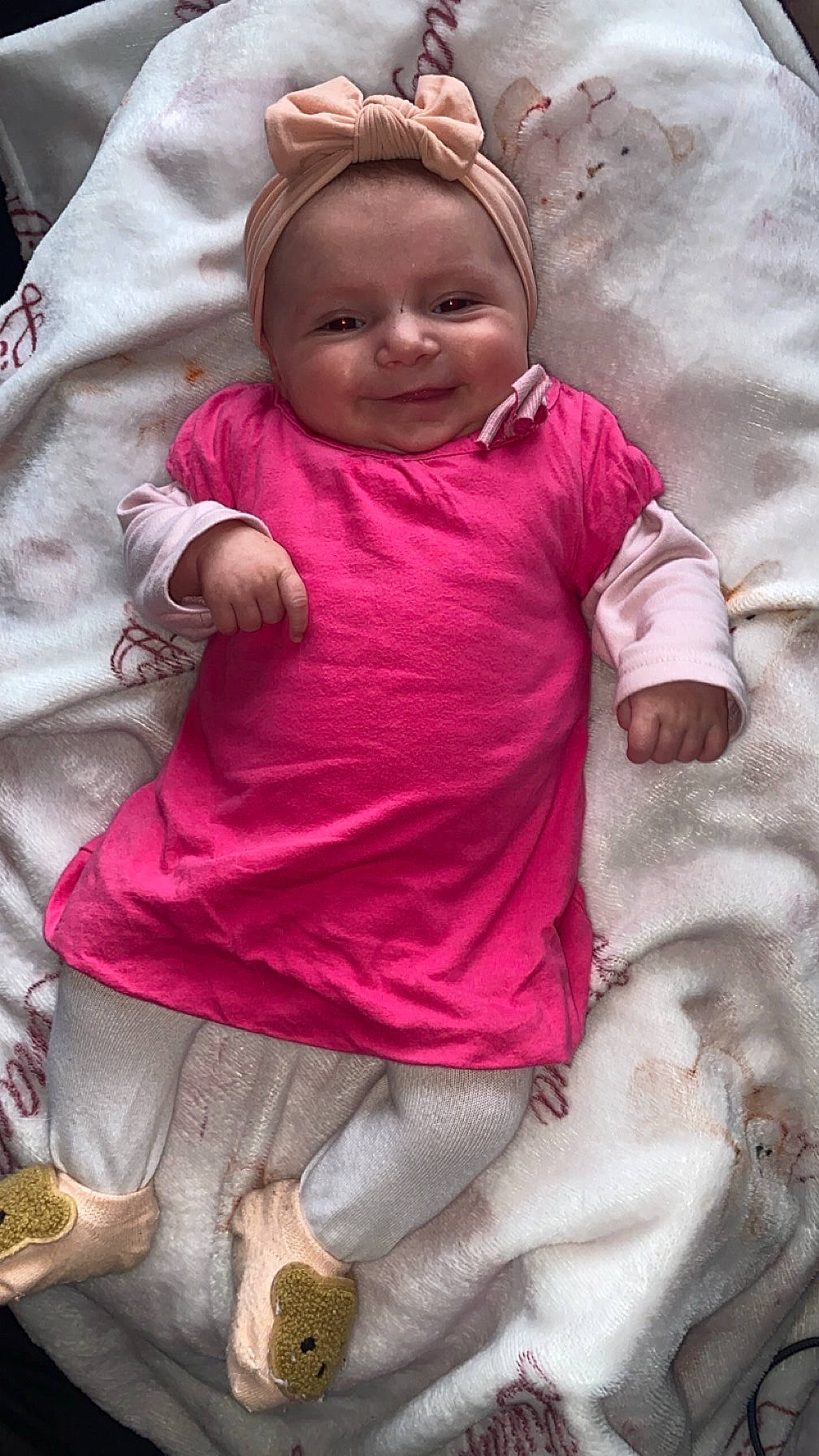 Linaya a rejoint le concours — aidez-le/la à gagner de superbes lots ! baby, blanket, booties, bow, chubby_cheeks, cozy, cute, eyes, face, hands, headband, infant, lying_down, newborn, nursery_bedding, pink_dress, portrait, smiling, soft_texture, tights