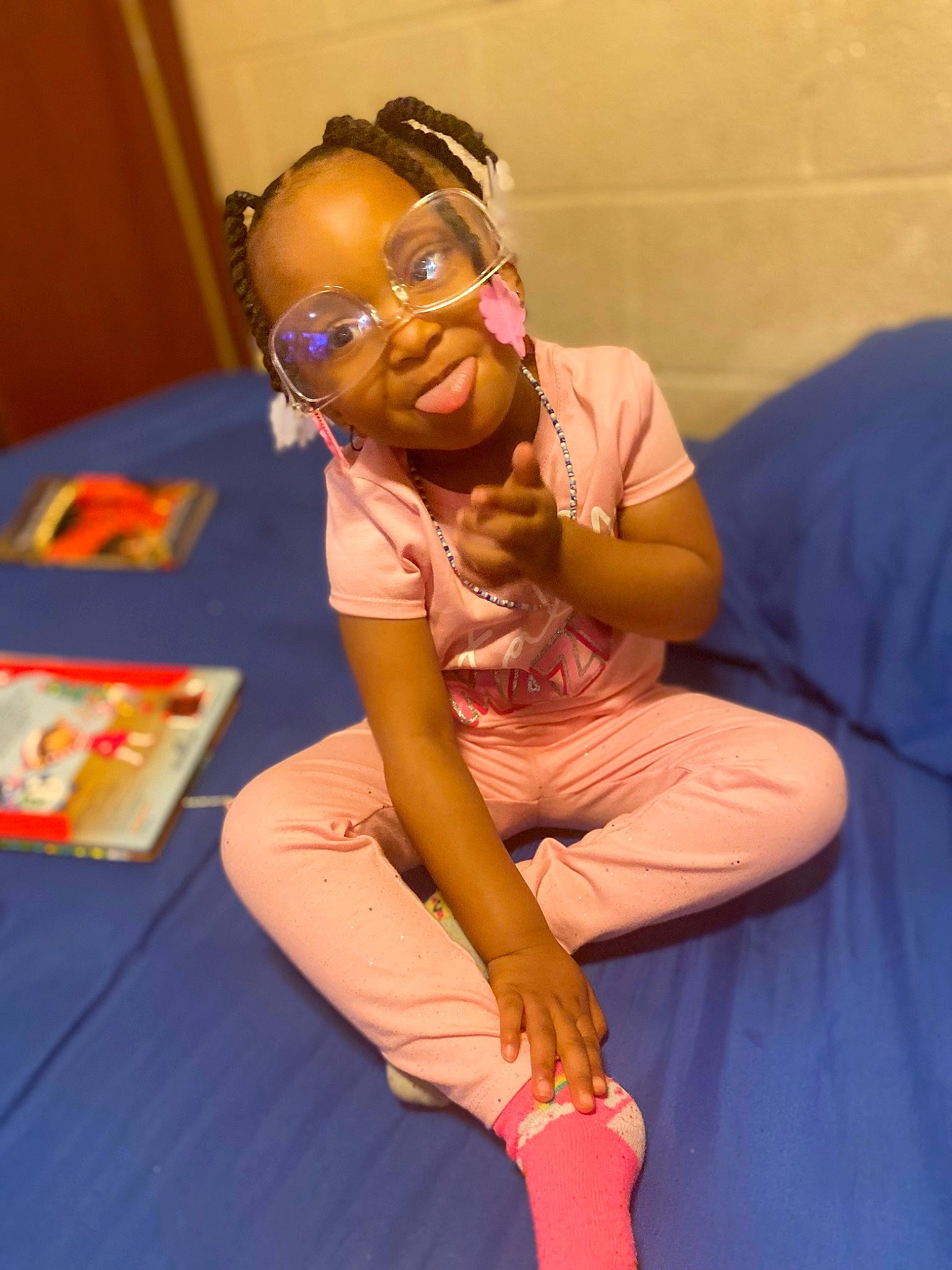 Raelanii is registered to the contest to win money with this photo: abdomen, child, elbow, event, eyewear, fashion_design, fun, glasses, happy, human_leg, joint, knee, leisure, mouth, person, shoulder, sitting, smile, thigh, trunk