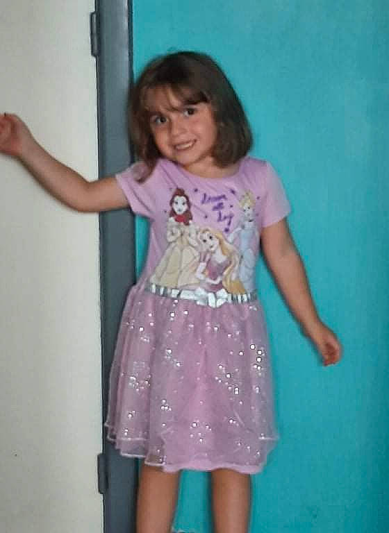 Amelie a rejoint le concours — aidez-le/la à gagner de superbes lots ! arm, baby_toddler_clothing, clothing, facial_expression, fashion, finger, gesture, hair, hand, human_body, joint, joy, leg, neck, person, pink, purple, shoulder, sleeve, standing