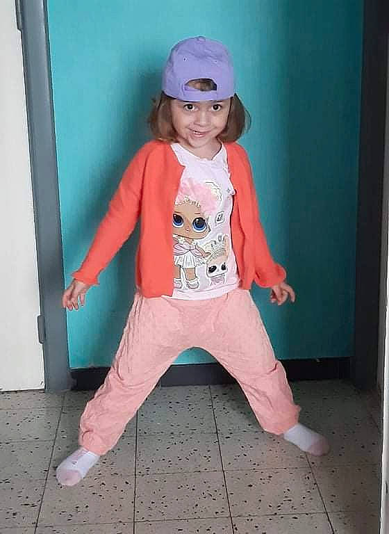 Amelie a rejoint le concours — aidez-le/la à gagner de superbes lots ! arm, baby_toddler_clothing, cap, denim, face, fashion_design, happy, head, headgear, headwear, human_body, joy, neck, outerwear, person, pink, sleeve, smile, sportswear, street_fashion