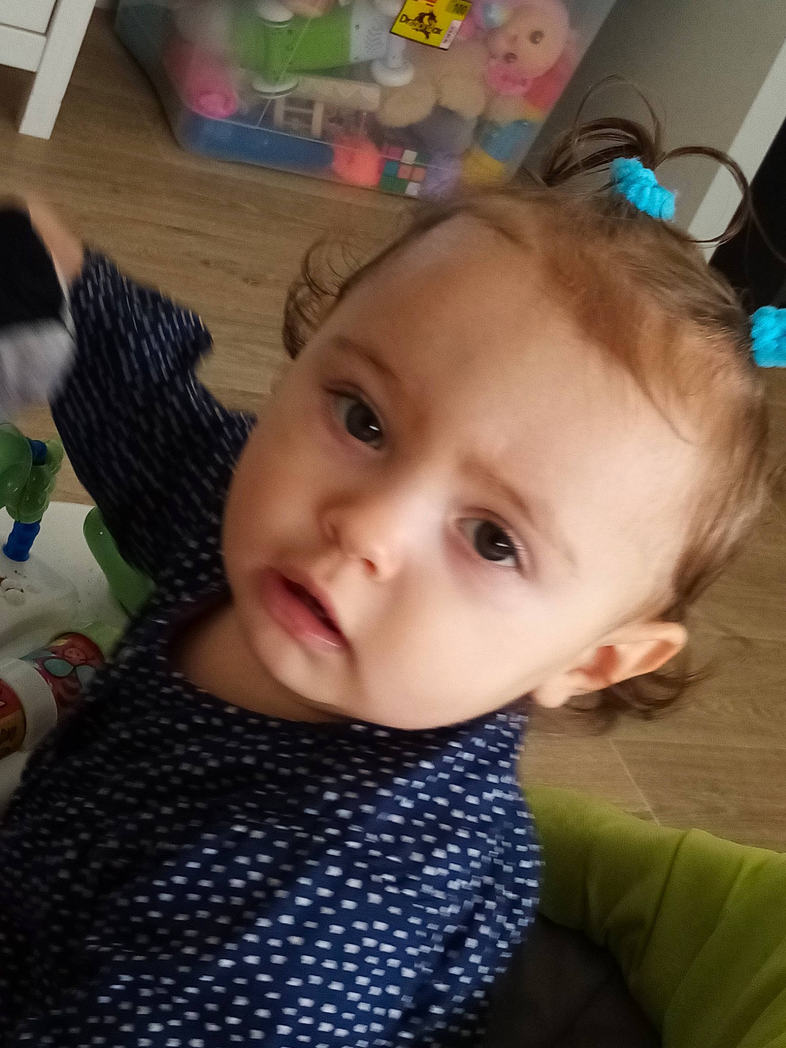 Lena a rejoint le concours — aidez-le/la à gagner de superbes lots ! baby, baby_toddler_clothing, cheek, chin, ear, eyebrow, eyelash, facial_expression, forehead, happy, iris, lip, mammal, mouth, neck, nose, person, skin, sleeve, textile