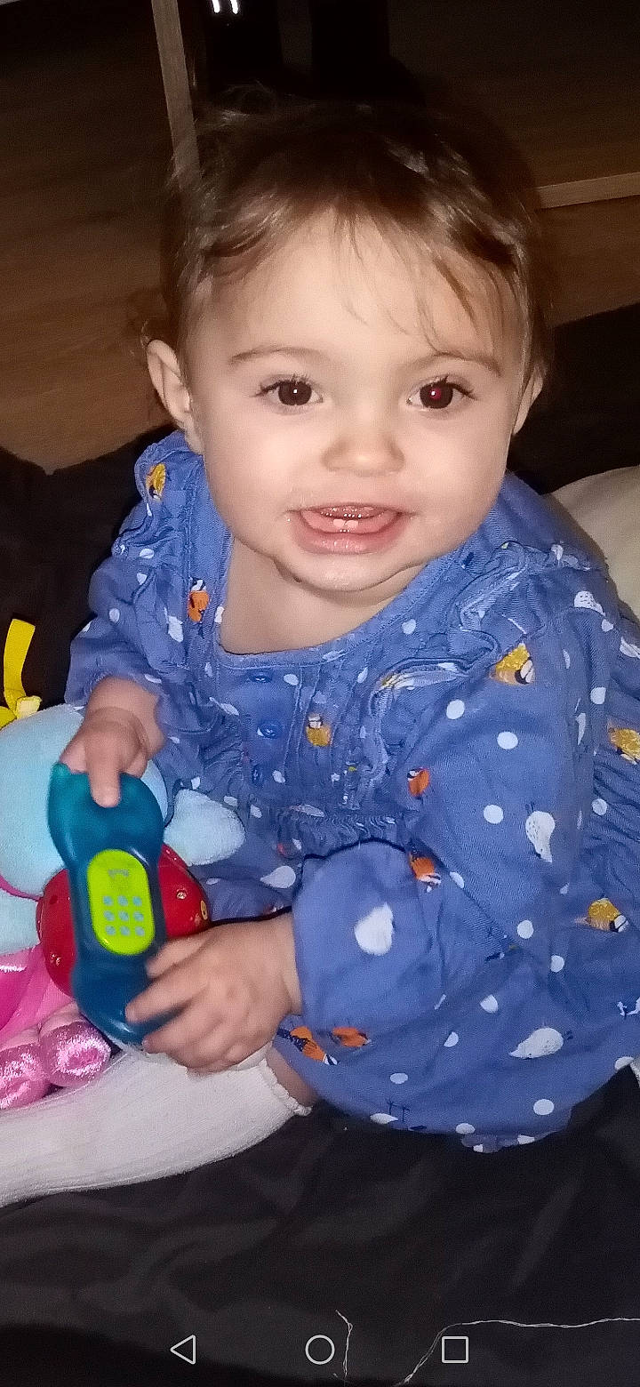 Lena a rejoint le concours — aidez-le/la à gagner de superbes lots ! arm, baby_toddler_clothing, cheek, eye, face, facial_expression, finger, hand, happy, head, human_body, iris, joy, nose, organ, person, product, skin, sleeve, smile