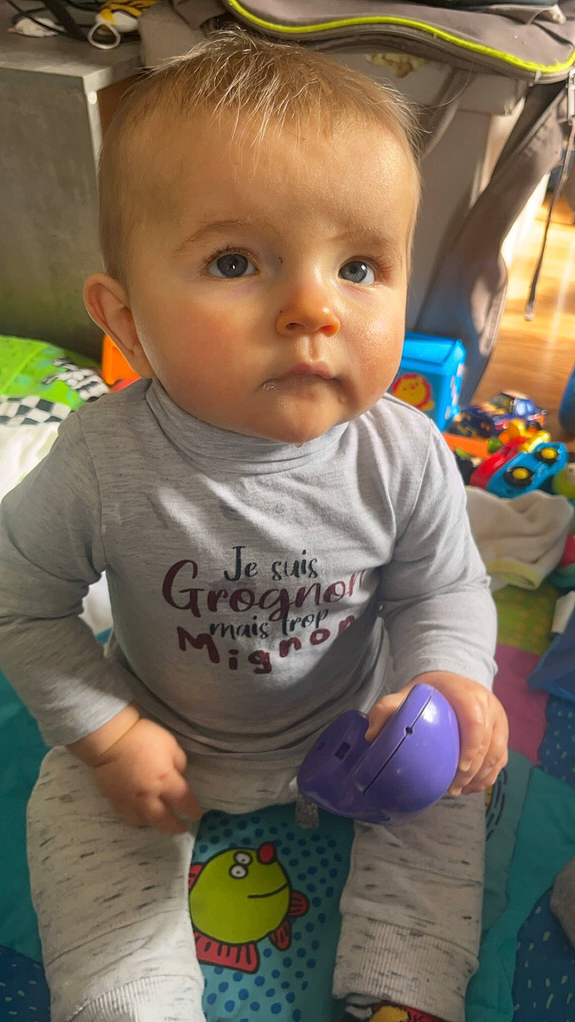 Leny a rejoint le concours — aidez-le/la à gagner de superbes lots ! baby, baby_toddler_clothing, cheek, child, facial_expression, finger, fun, grass, happy, head, mammal, mouth, nose, organ, person, skin, sleeve, standing, t_shirt, textile