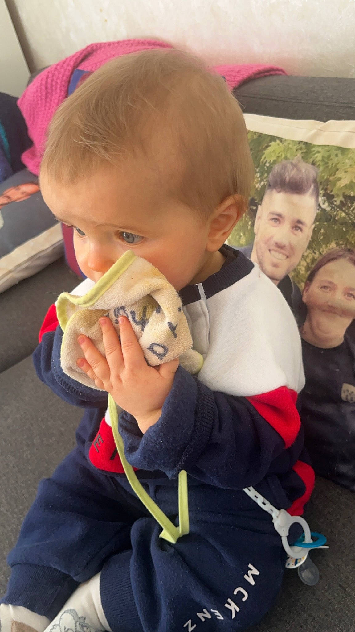 Leny participe au concours pour gagner de l'argent avec cette photo : baby, child, eating, event, face, fast_food, finger, finger_food, food, fun, gesture, grass, happy, head, joy, mouth, people, person, recreation, sitting