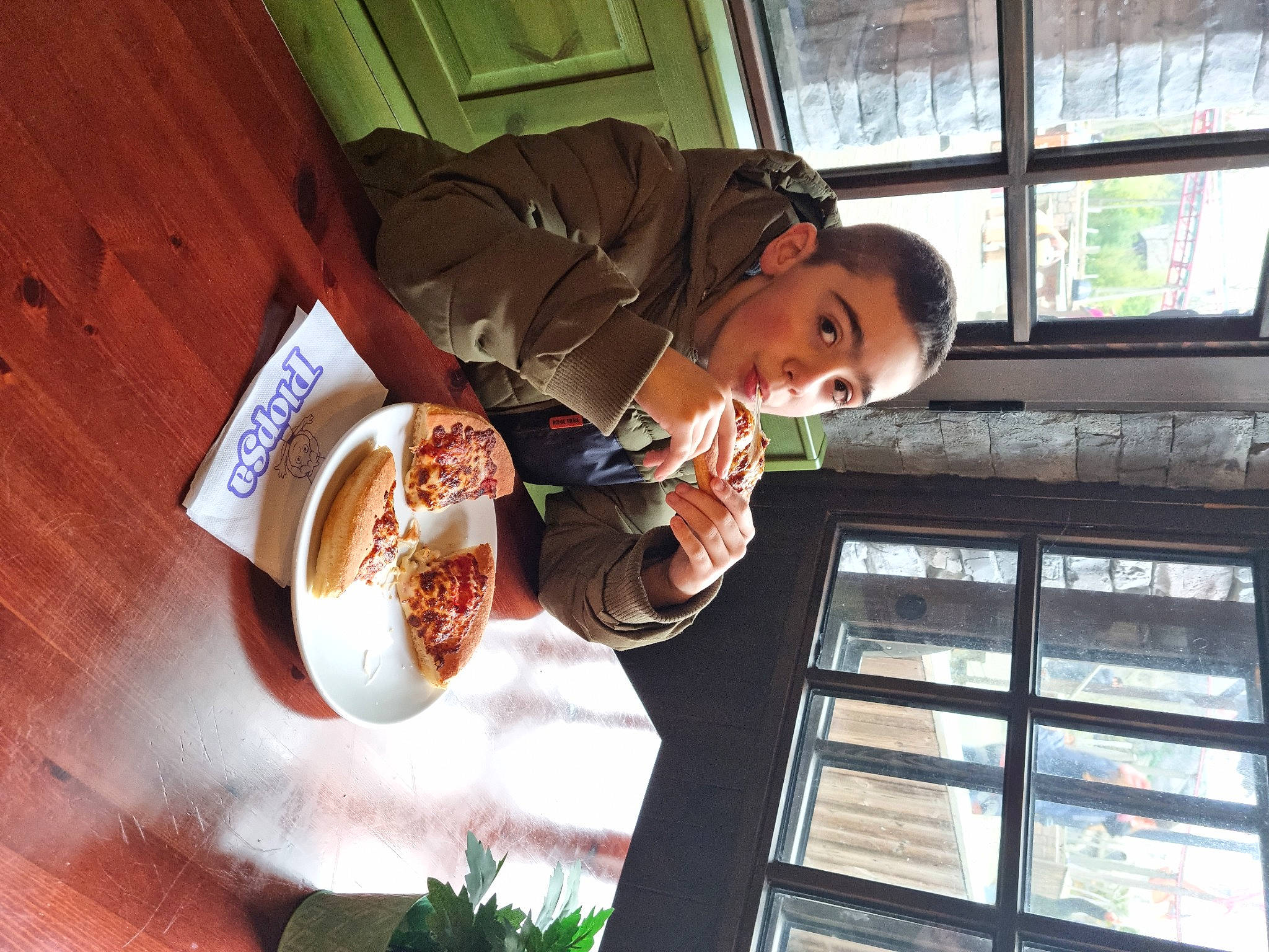 Mattéo participe au concours pour gagner de l'argent avec cette photo : breakfast, coffee_cup, cup, daylighting, food, fun, glass, happy, mug, person, plant, porcelain, room, serveware, sitting, smile, table, tableware, teacup, window