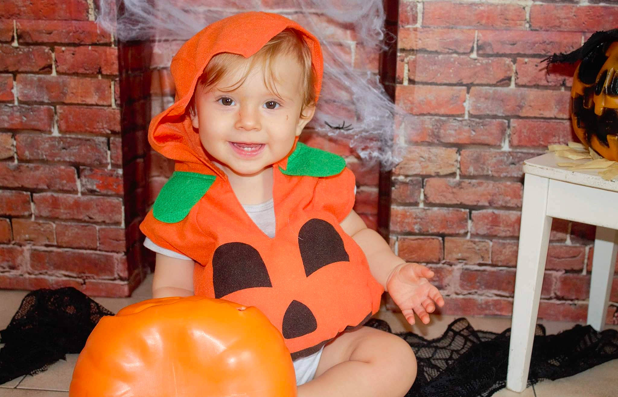 Peter participe au concours pour gagner de l'argent avec cette photo : blond, brick, brickwork, chair, child, costume, fun, hairstyle, happy, headgear, joy, muscle, orange, person, personal_protective_equipment, pink, red, sitting, smile, toddler