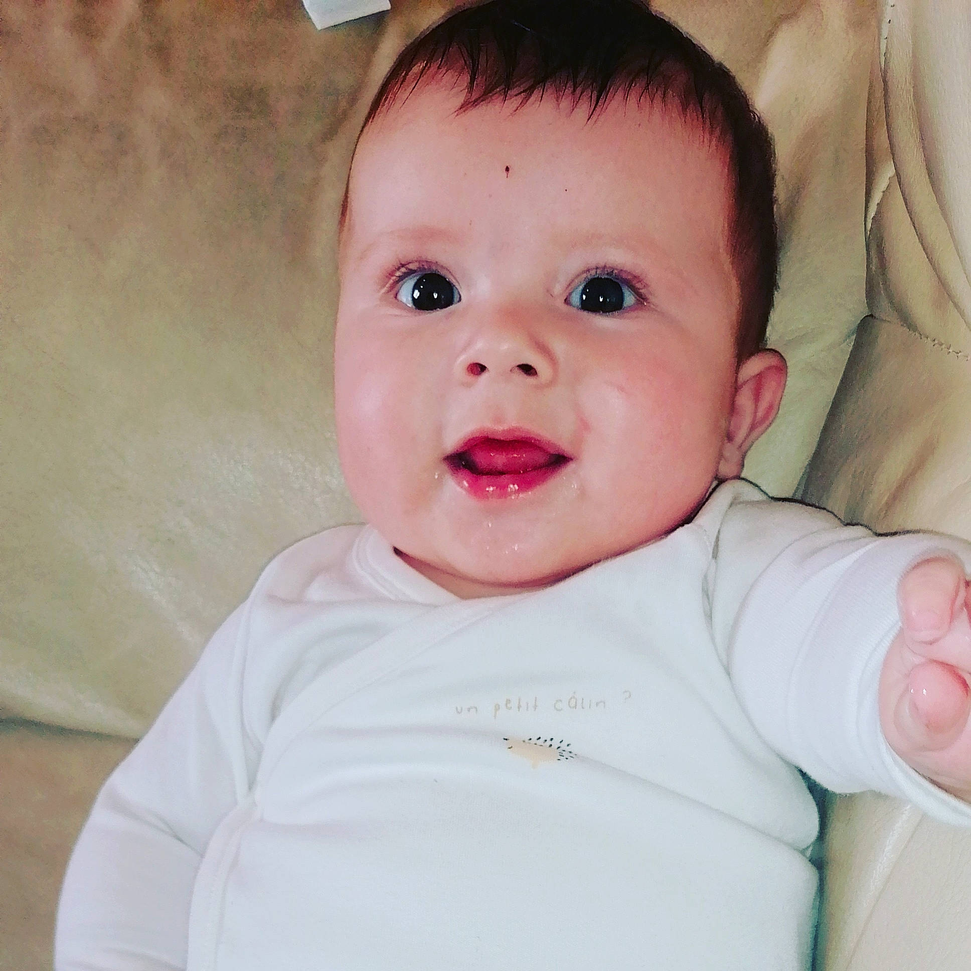 Peter a rejoint le concours — aidez-le/la à gagner de superbes lots ! baby, baby_making_funny_faces, baby_toddler_clothing, cheek, chin, collar, eyebrow, eyelash, facial_expression, happy, iris, lip, mouth, neck, nose, person, pink, skin, sleeve, smile