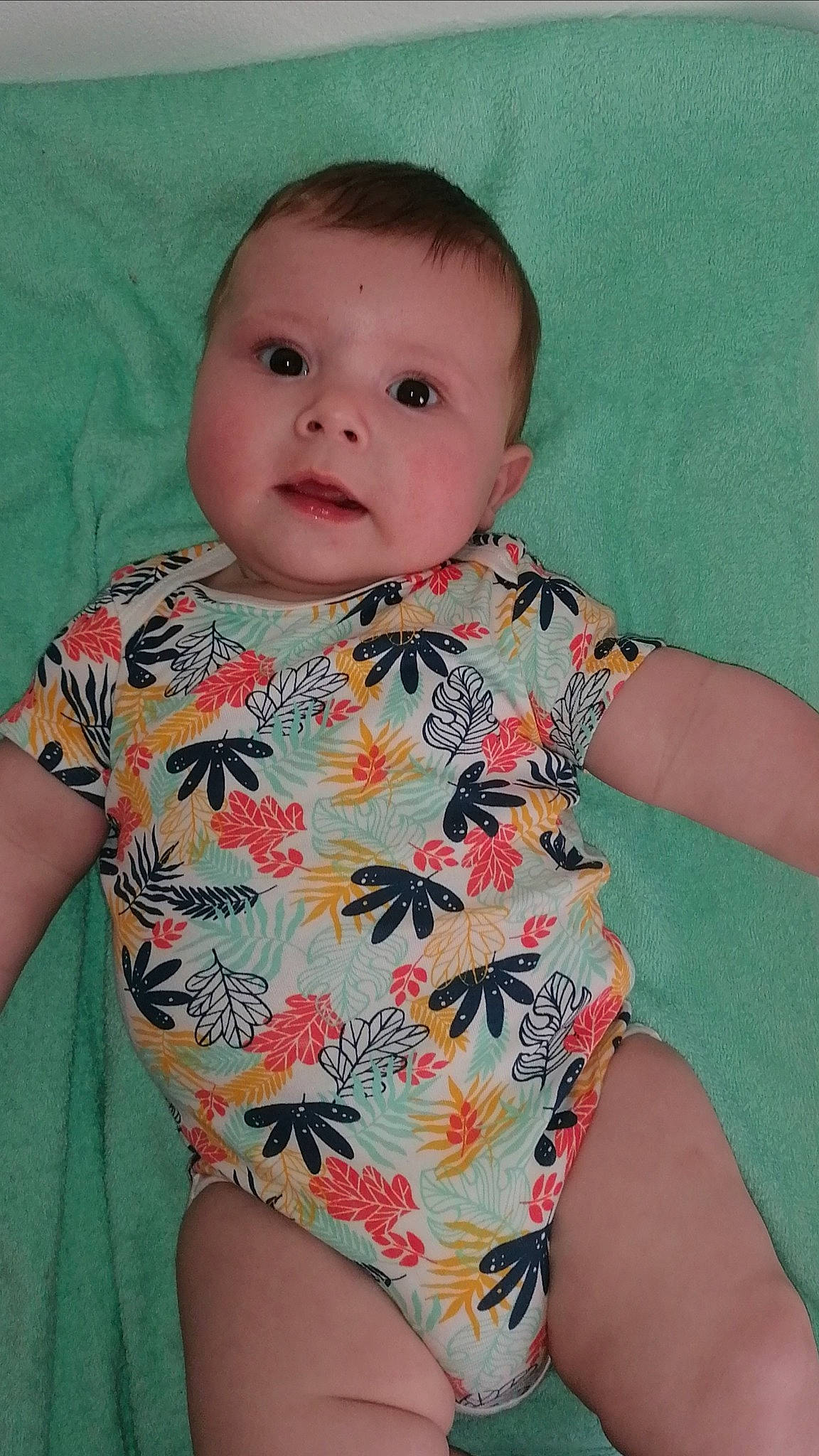 Peter a rejoint le concours — aidez-le/la à gagner de superbes lots ! arm, baby, baby_toddler_clothing, cheek, chin, dress, eye, eyebrow, face, hairstyle, head, human, iris, lip, neck, nose, person, skin, sleeve, standing