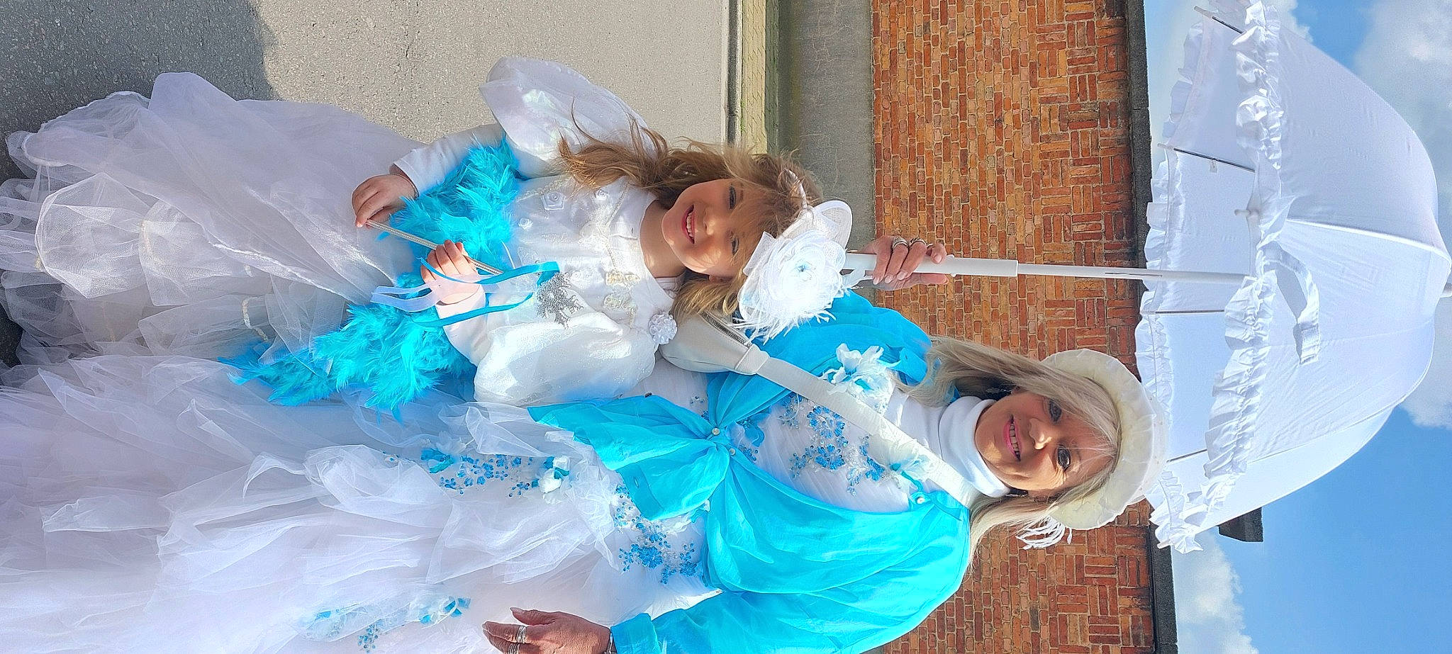 Anaïs participe au concours pour gagner de l'argent avec cette photo : child, costume, electric_blue, event, eye, fun, happy, headwear, joy, leisure, person, plastic, plastic_bag, smile, toddler, vacation, water, winter
