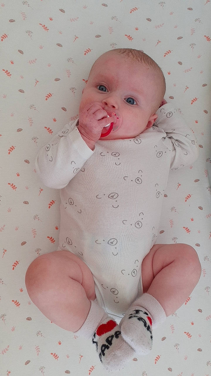 Capucine participe au concours pour gagner de l'argent avec cette photo : arm, baby, baby_products, baby_safety, baby_sleeping, baby_toddler_clothing, cheek, child, comfort, human_body, linens, pattern, person, pink, sitting, skin, sleeve, stomach, textile, thumb