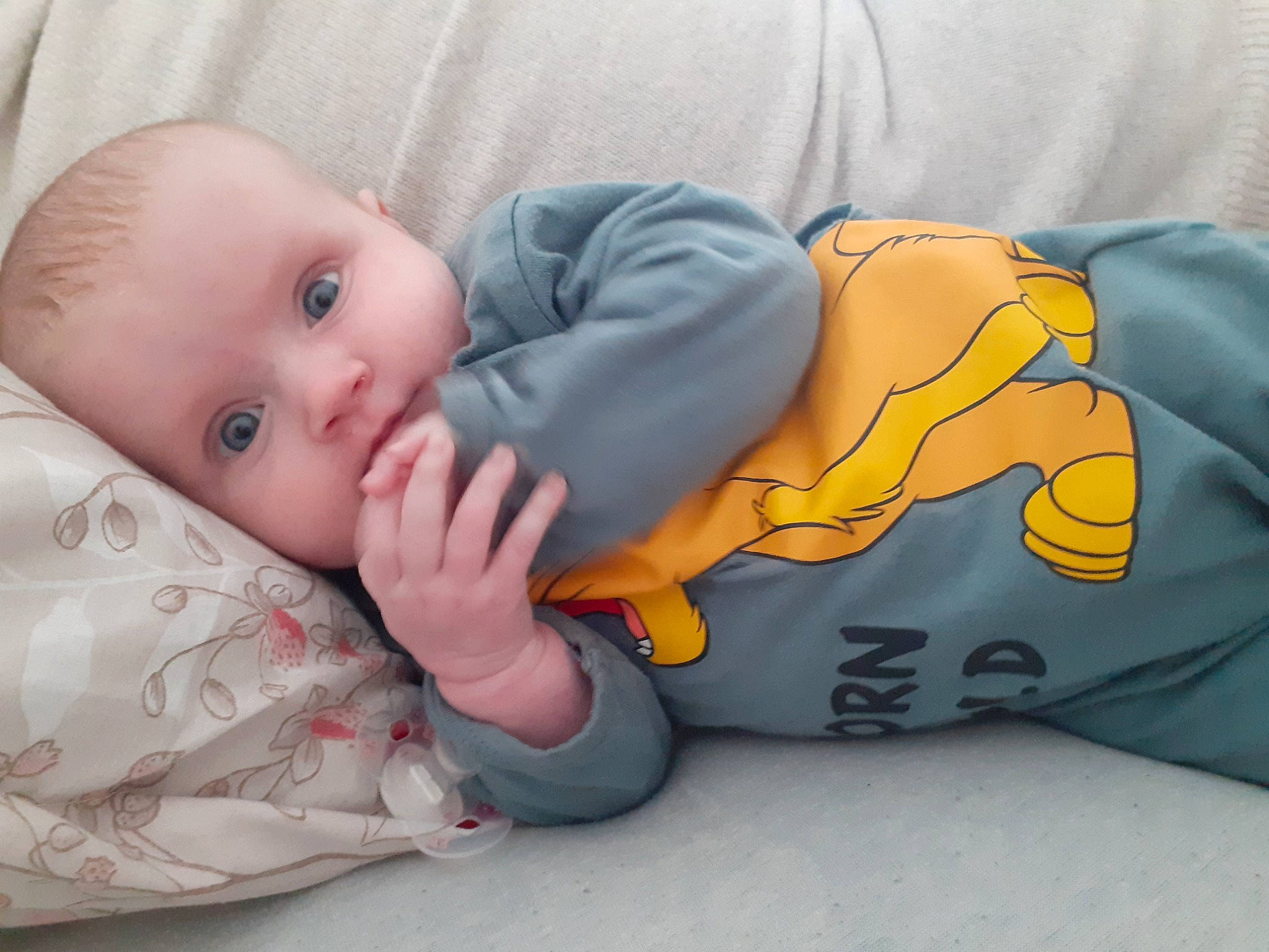 Capucine participe au concours pour gagner de l'argent avec cette photo : baby, baby_products, baby_safety, baby_sleeping, baby_toddler_clothing, bedtime, cheek, child, comfort, finger, linens, mouth, pattern, person, product, room, sleeve, t_shirt, thumb, toddler